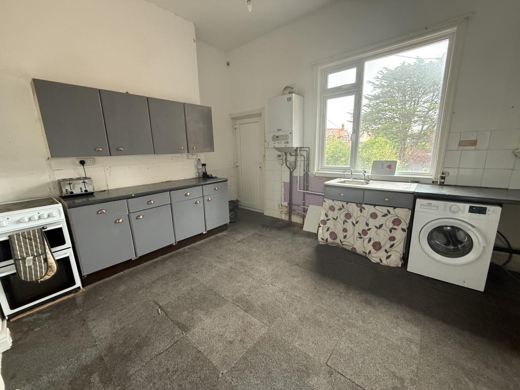 Lot: 35 - MAISONETTE FOR REFURBISHMENT WITH POTENTIAL - General view of the kitchen dining room